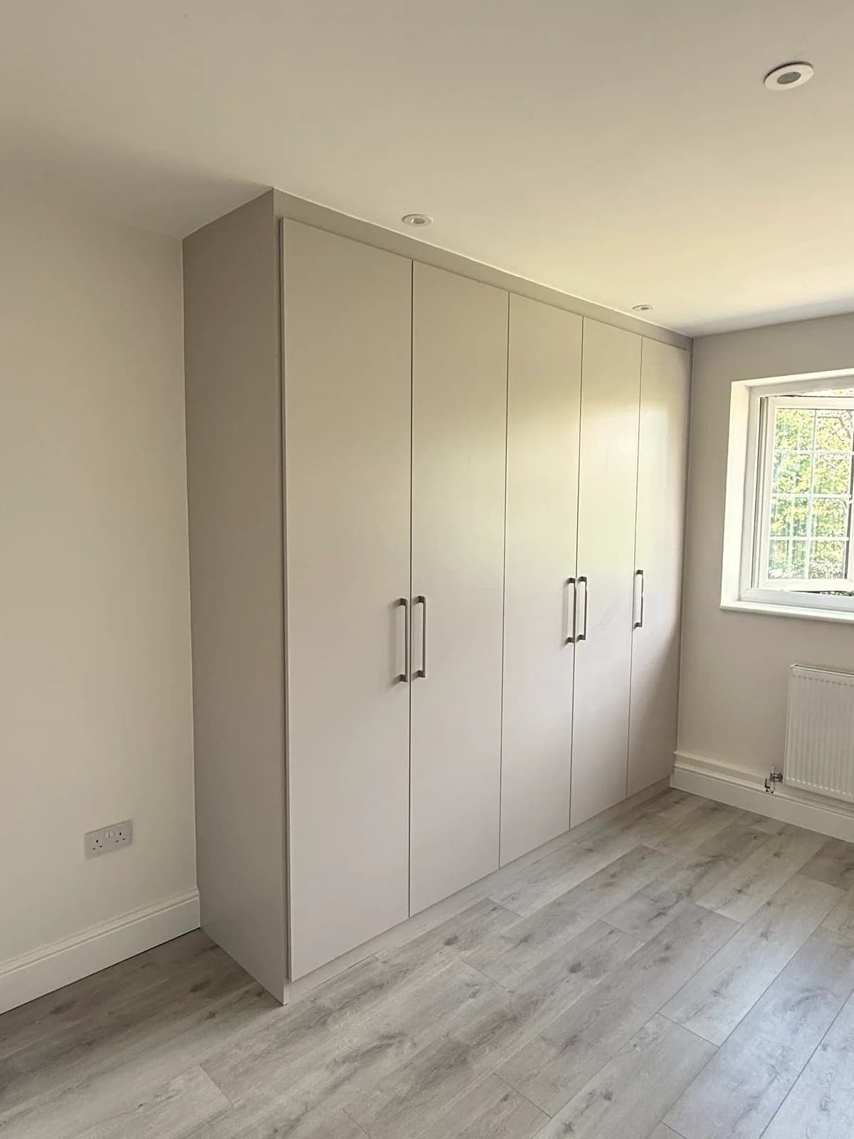 Elegant Four-Door Fitted Wardrobe in Soft White