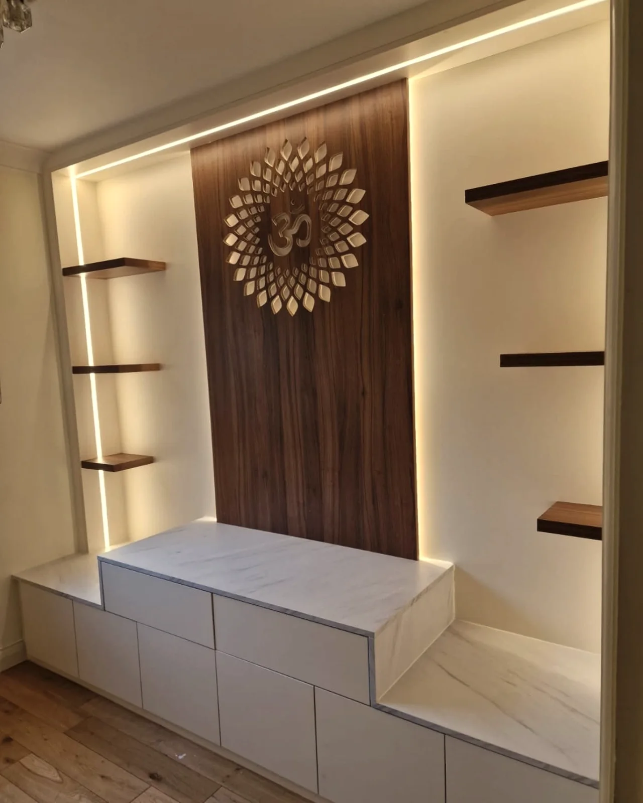 Modern Minimalist Wardrobe with Decorative Feature